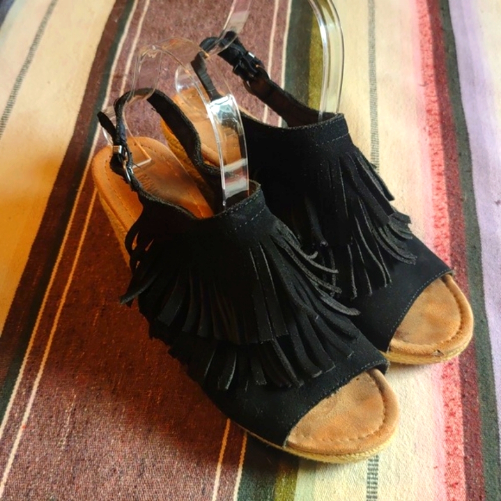 Minnetonka size 9 leather Fringe wedge sandal black